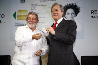 Presidente do TSE recebe o novo cartão de identificação civil (matéria com vídeo)